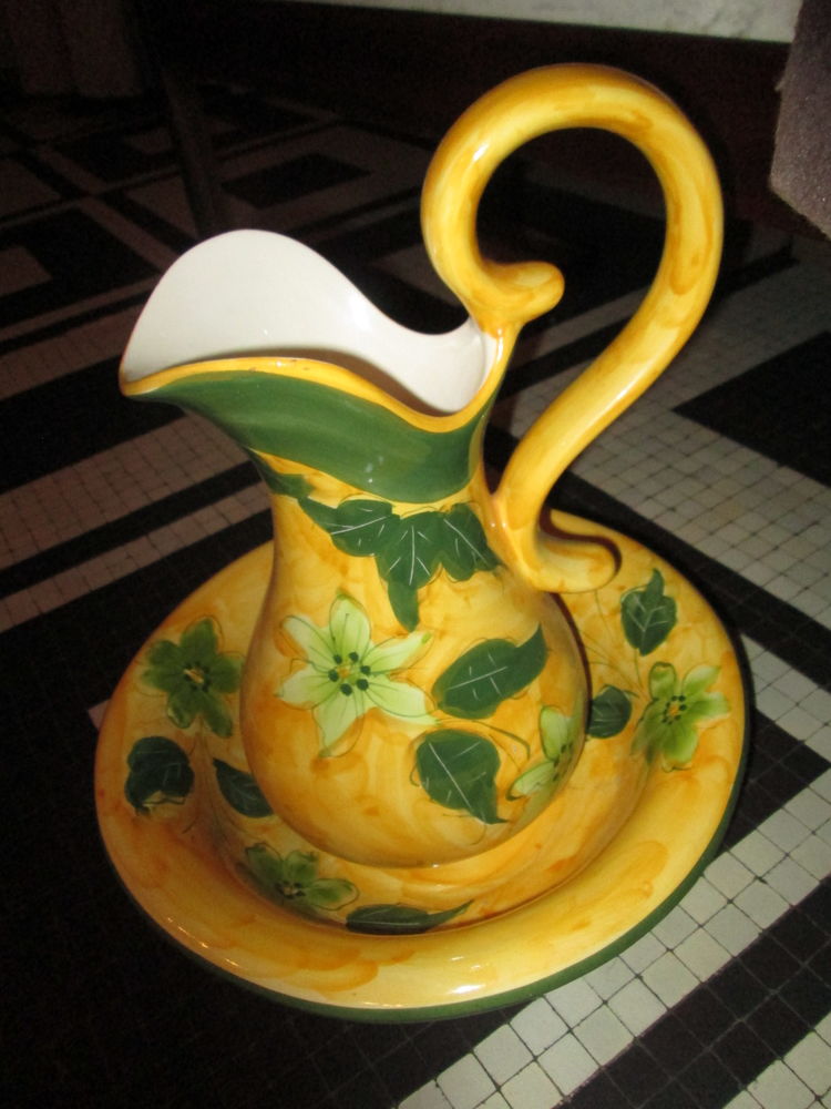 Broc et cuvette en faience, motifs de fleurs et feuilles 17 Herblay (95)