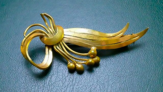 Broche des ann�es 1950 10 Montargis (45)