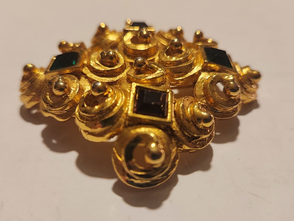 Broche carr�e dor�e strass vert mauve LANVIN 245 Vigneux-sur-Seine (91)