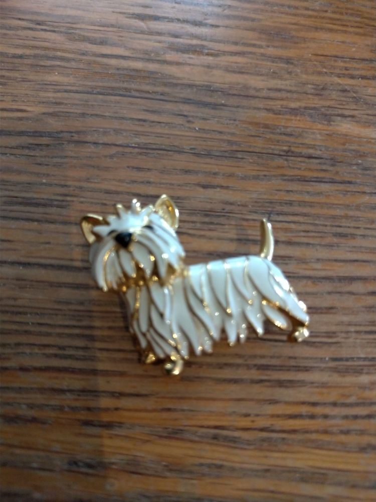 Broche dor�e chien laqu� blanc 10 Saint-Br�s (30)