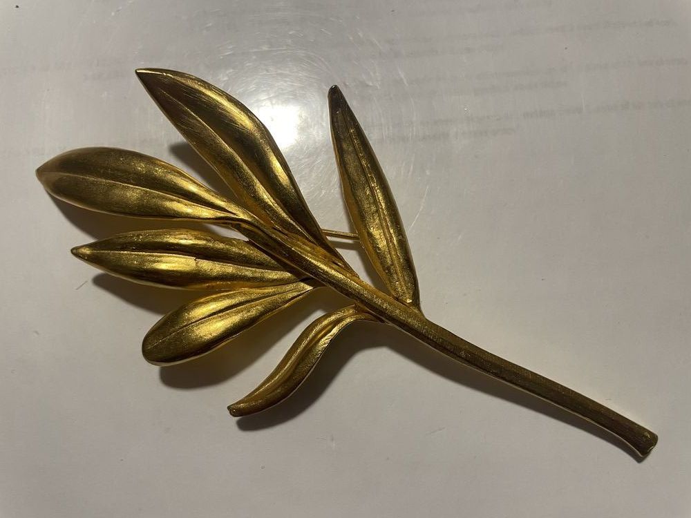 Broche dor�e feuille olivier ANTIGONA 65 Vigneux-sur-Seine (91)