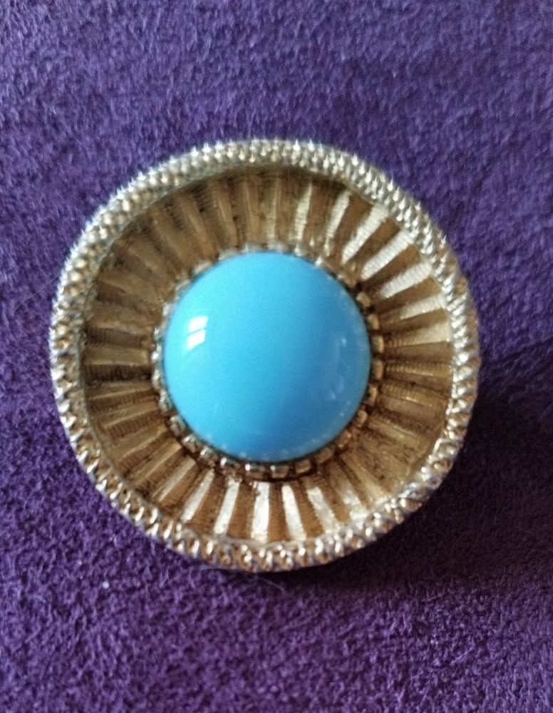 Broche dor�e vintage cabochon bleu 13 �cuisses (71)