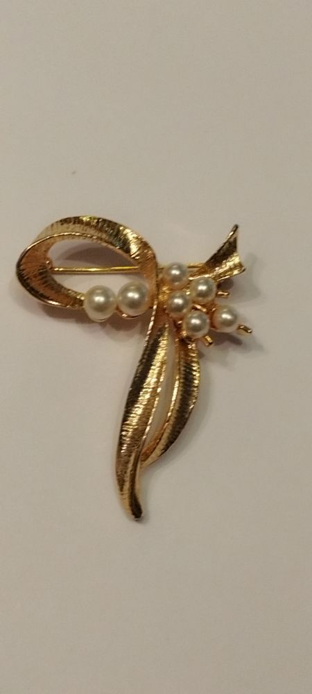 Broche �l�gante Dor�e Fausses Perles nacr�es 4,5 x 3,7 cm 11 �cuisses (71)