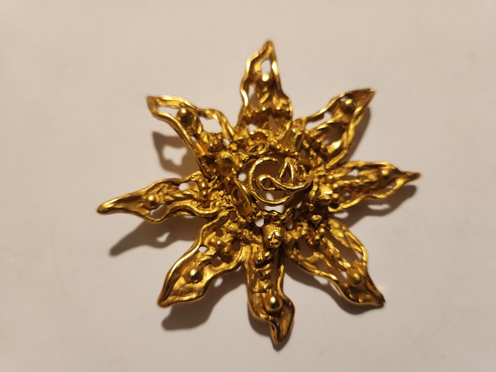 Broche �toile ajour�e dor�e patin�e Christian LACROIX 275 Vigneux-sur-Seine (91)