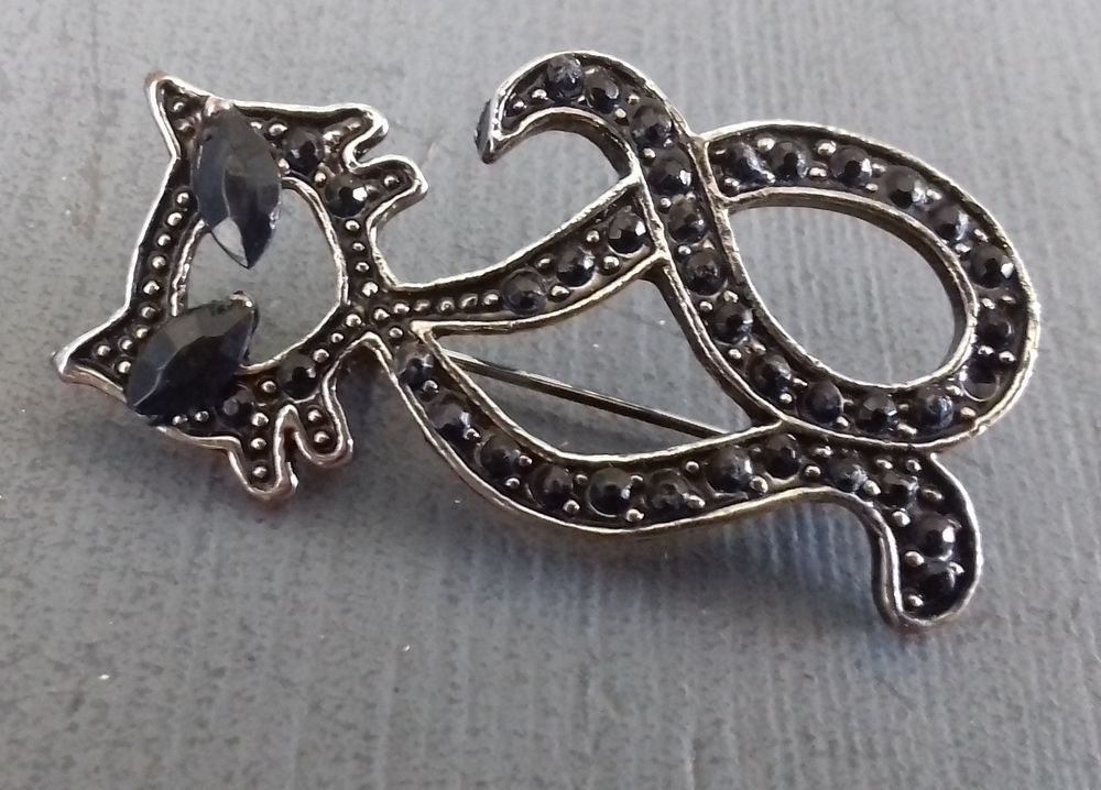 BROCHE FANTAISIE PERLES FORME de CHAT 8 Boucau (64)
