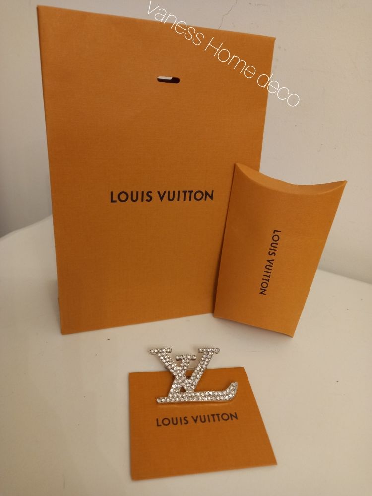 broche femme Louis Vuitton avec boite cadeau et sac cadeau neuf 
pas d'envoi remis en main propre 
150euro 150 Drancy (93)