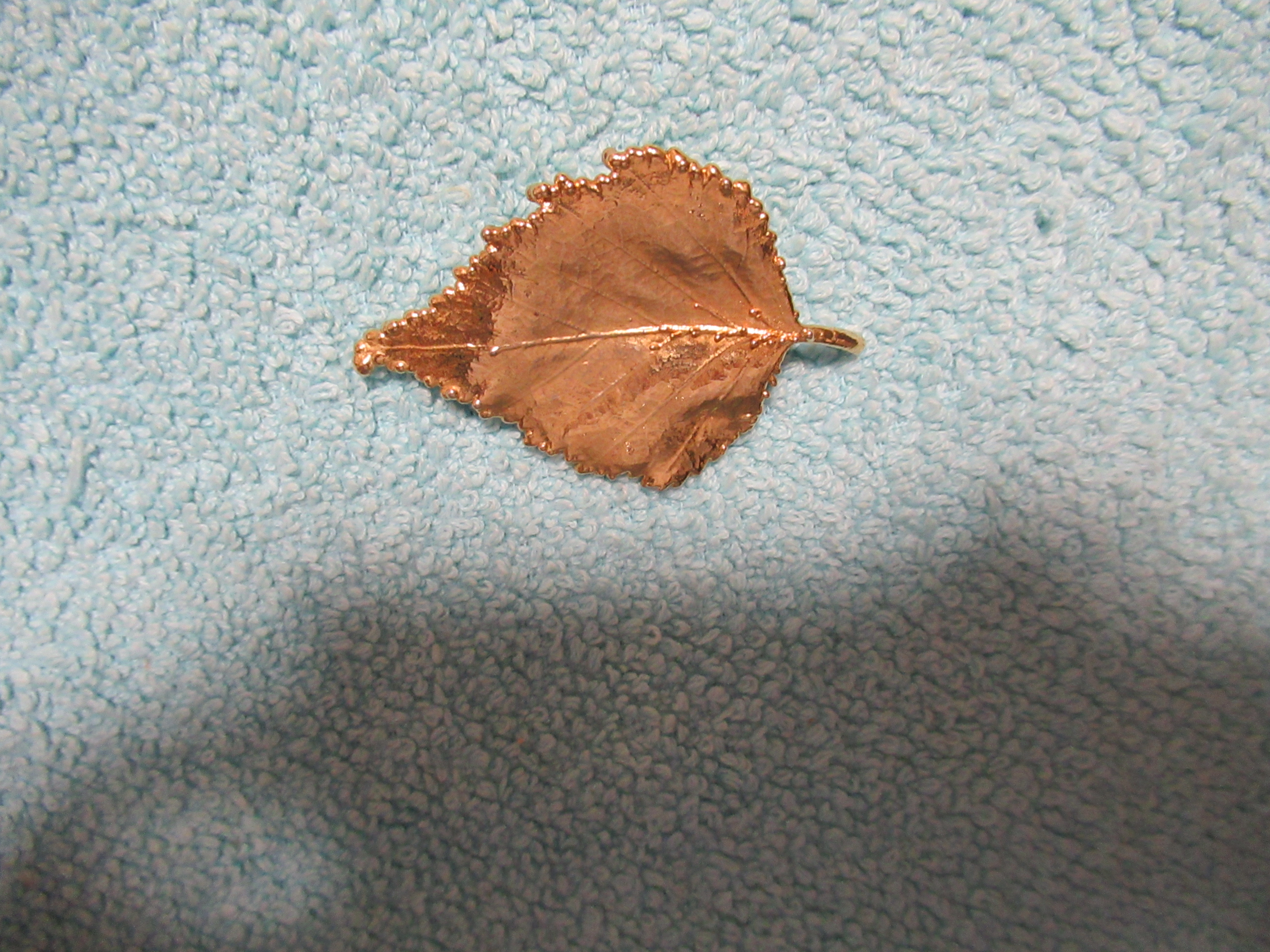 Broche feuille d'arbre en m�tal dor� 3 Cernay (68)