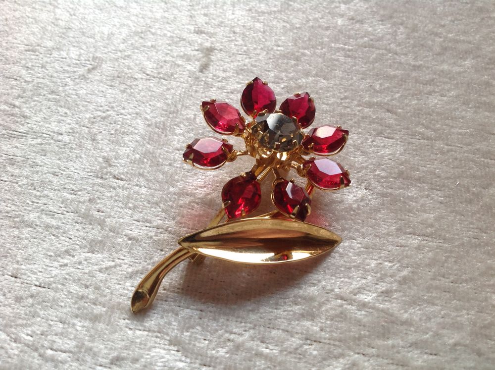 BROCHE FLEUR ROUGE ET BLANCHE M�TAL DOR� Envoi Possible
10 Tr�gunc (29)