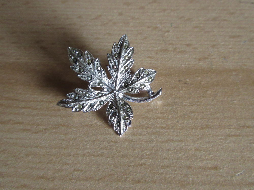 Broche en forme de feuille 4 Le Cr�s (34)