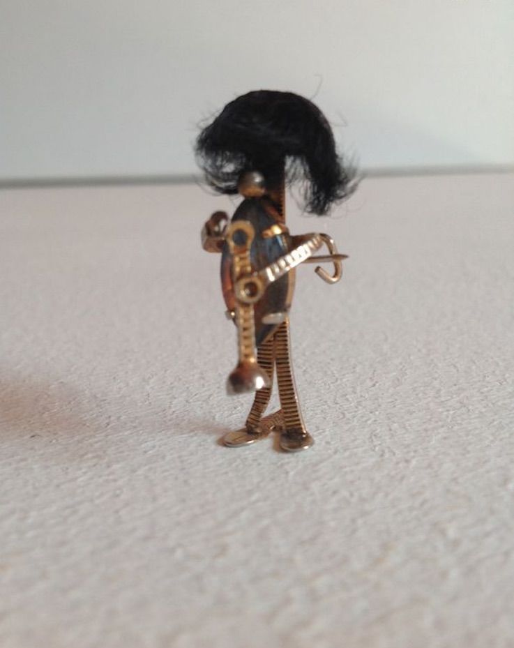 BROCHE INSTRUMENTISTE HAUTEUR 3,5cm Envoi Possible
2 Tr�gunc (29)