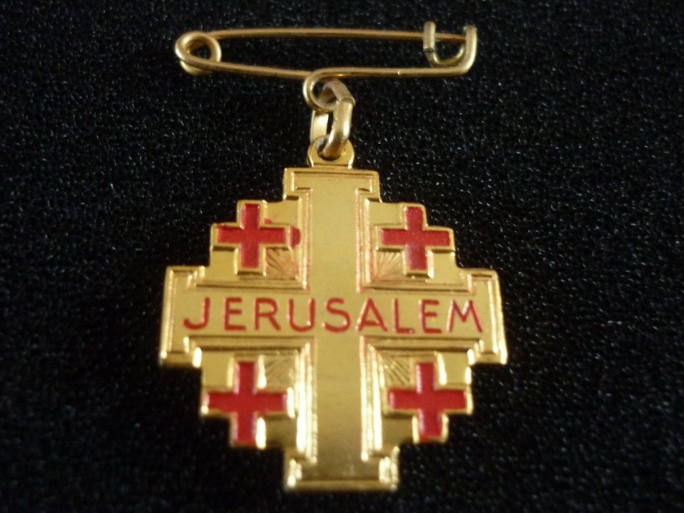 BROCHE de JERUSALEM en m�tal color� rouge et dor� 20 Loivre (51)
