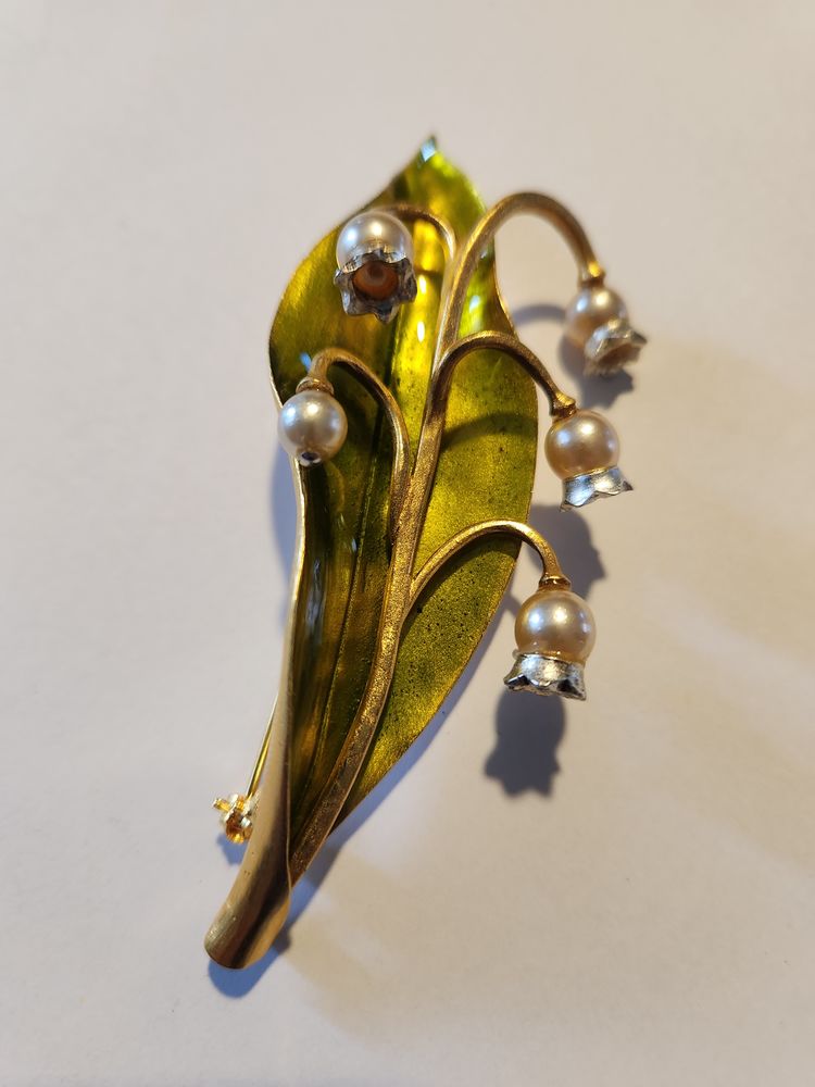 Broche Muguet fleurs + feuille �maill�e ANTIGONA 185 Vigneux-sur-Seine (91)