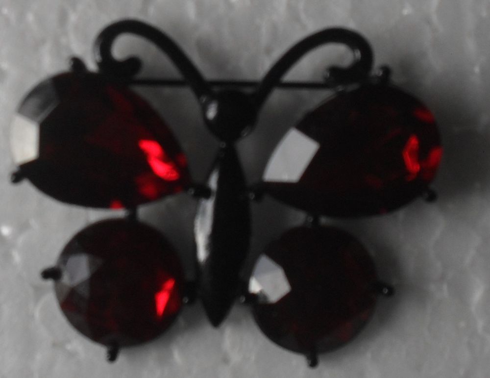 BROCHE  PAPILLON noire avec verres rouges 20 Montreuil (93)