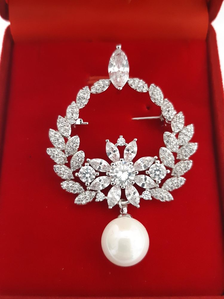 Broche en pierreries neuve 85 Le Plessis-Robinson (92)