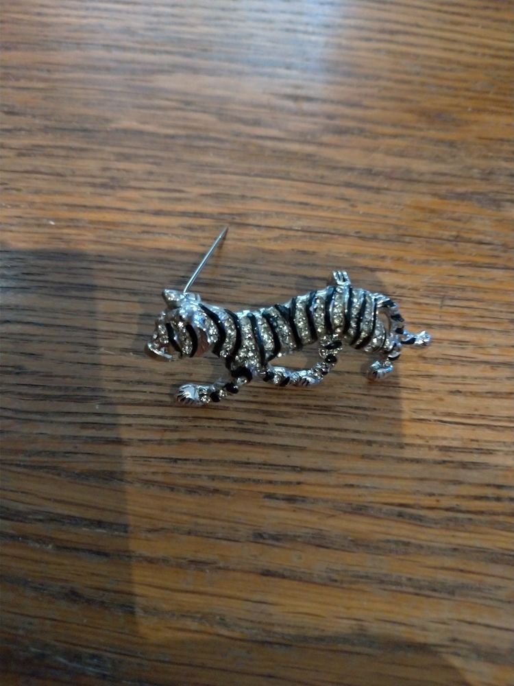 Broche rhodi�e tigre laqu� noir 10 Saint-Br�s (30)