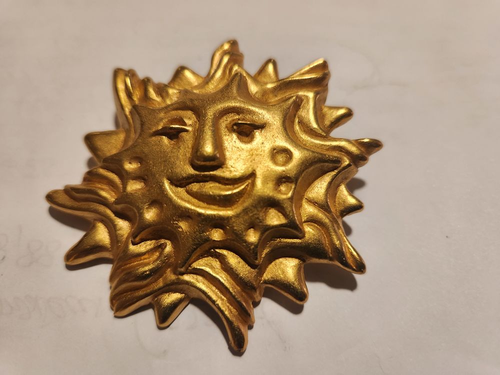 Broche soleil souriant dor� Christian LACROIX 245 Vigneux-sur-Seine (91)