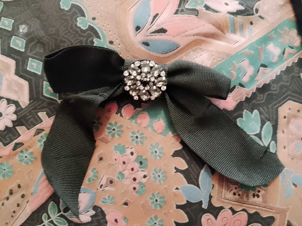 broche en tissu noir et strass translucides sur m�tal argent�. 7 Carqueiranne (83)