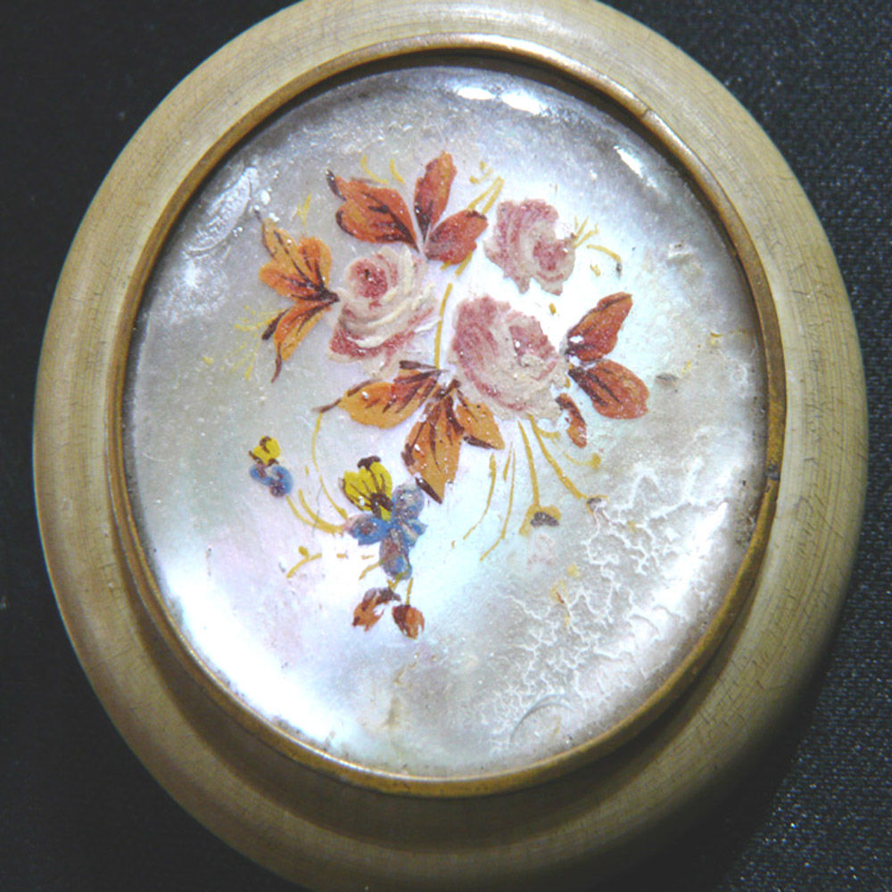 2 Broches d'�poque en mati�re naturelle: nacre et r�sine1910 12 Gravelines (59)