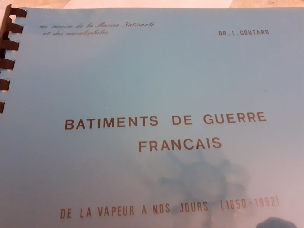 
BROCHURE:BATIMENTS DE GUERRE Fran�ais de 1850 A 1992 0 Paris 18 (75)