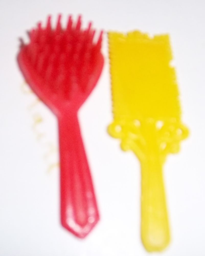 Brosse et miroir plastique made in Hong Kong 1 Colombier-Fontaine (25)