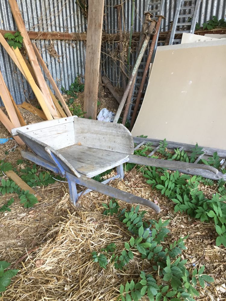 BROUETTE ARTISANALE TRES SOLIDE DIMENSIONS : 1m85 x 0m77
100 Jaunay-Clan (86)