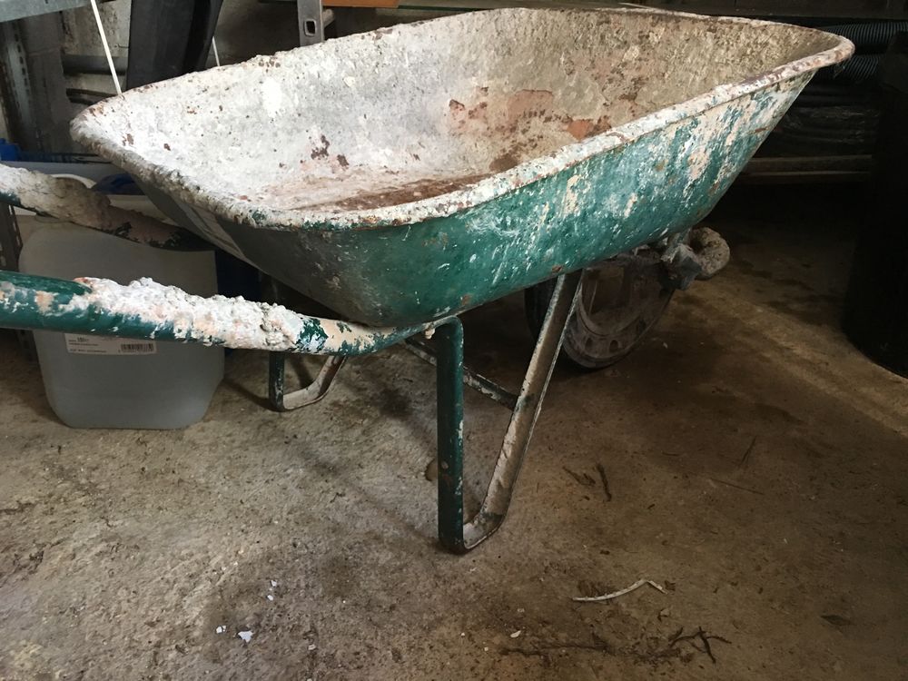 brouette et seaux de Massinerie 0 Les Adrets-de-l'Est�rel (83)