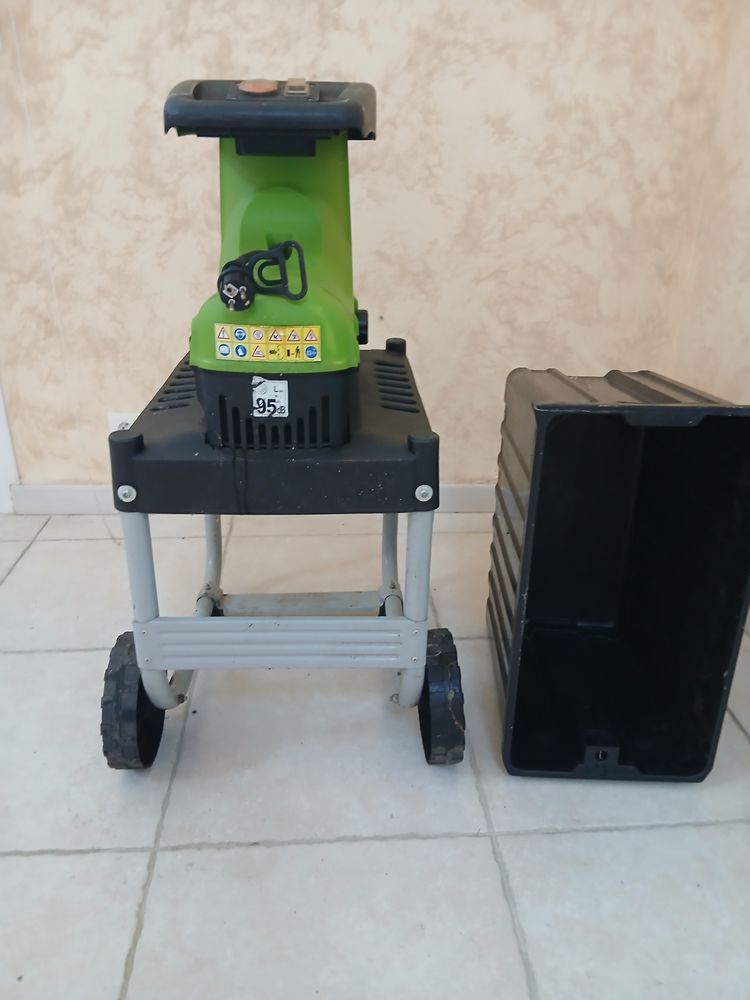 
BROYEUR ELECTRIQUE DE BRANCHES ET  RYOBI, 2500W 0 Marignier (74)