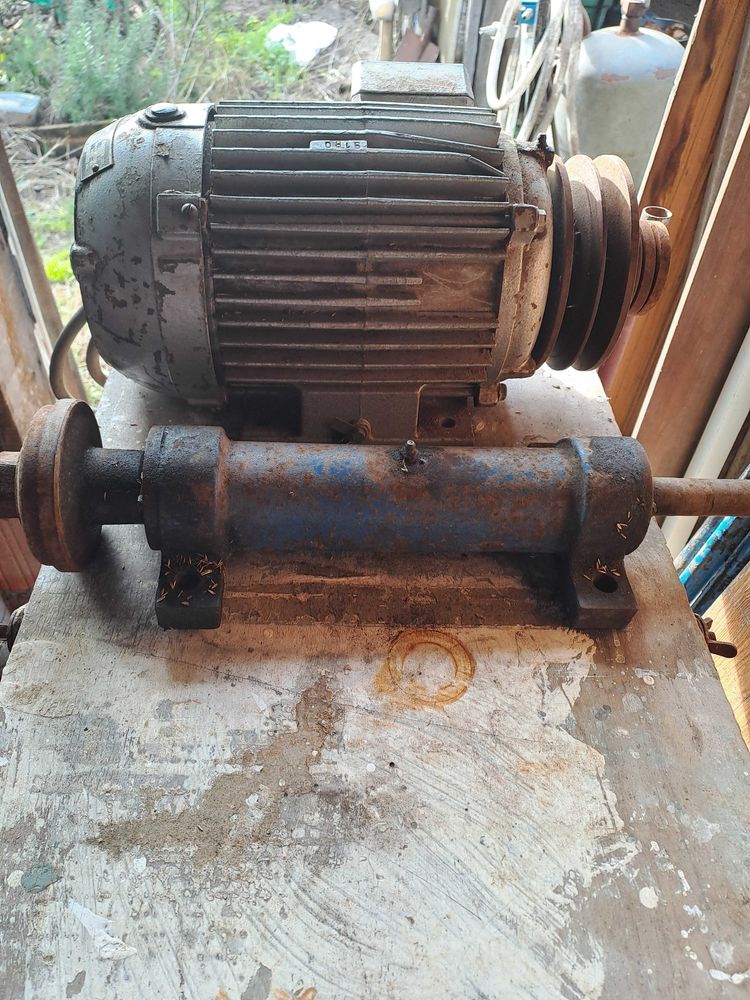 Broyeur v�g�taux  moteurs �lectriques chalumeau. 1 Cadillac-en-Fronsadais (33)