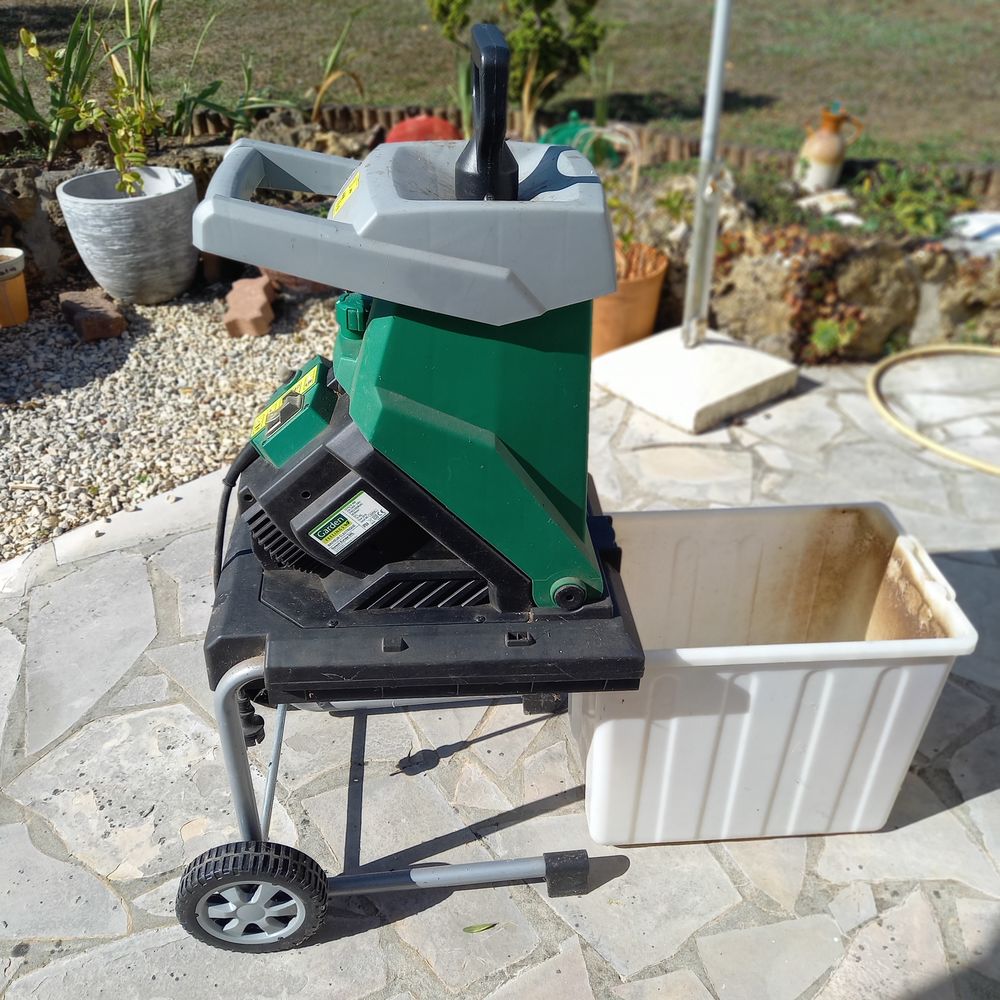 Broyeur de vegeteaux
50 Fontenay-le-Comte (85)