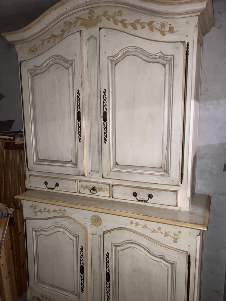 buffet  avec  bas et haut plus 4 chaises table 200 Le Grau-du-Roi (30)