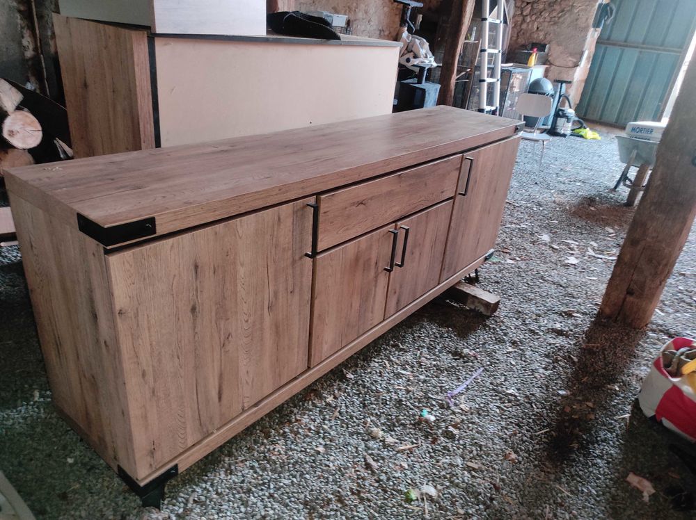 buffet bahut xena en ch�ne Scarlett pi�tement en m�tal de tr�s bonnes qualit�s achet� plus de 500 euro 140 Montmorillon (86)