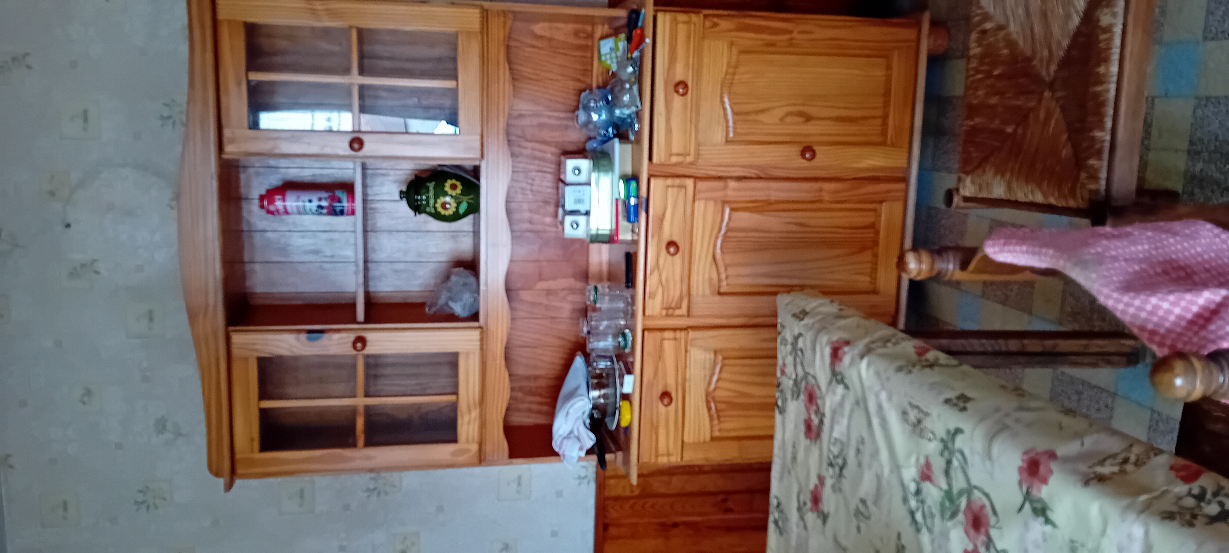 Buffet en bois avec vitrines et tiroirs 80 Pierrefitte-sur-Loire (03)