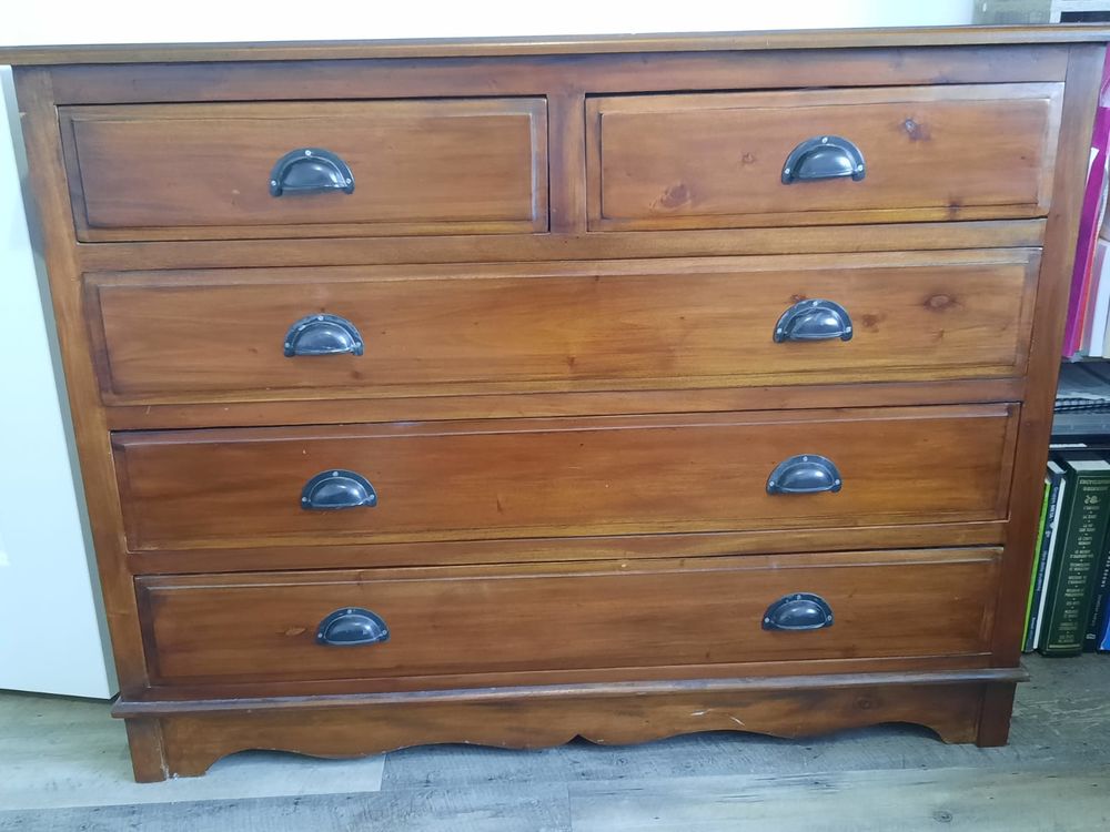 Buffet en bois massif avec 6 tiroirs.
300 Saint-L� (50)