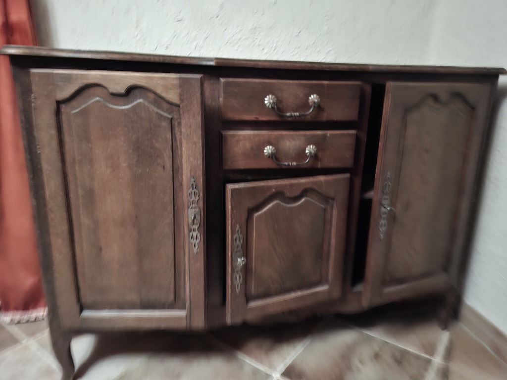 Buffet en ch�ne massif 3 portes 2 tiroirs 50 Sisteron (04)