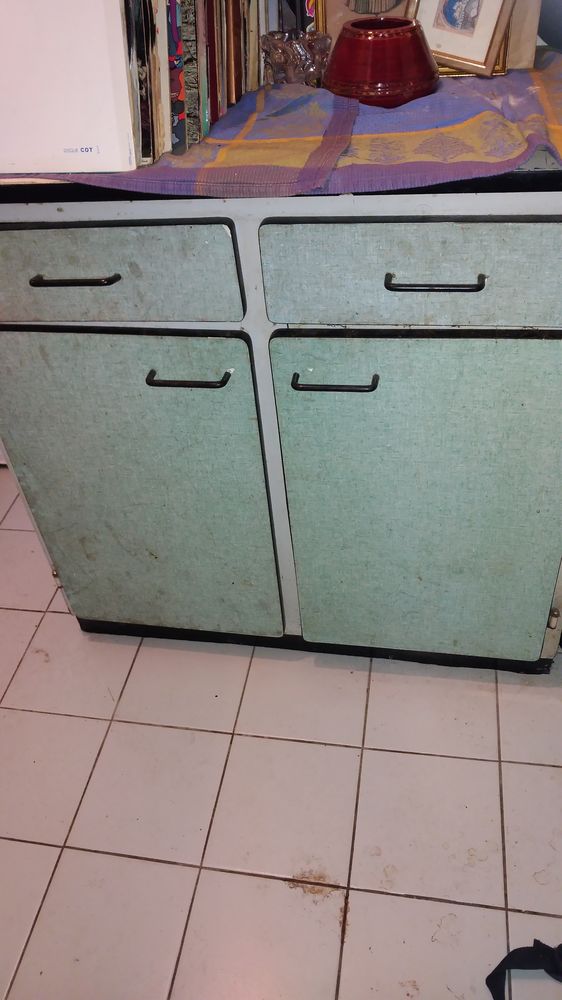 Buffet en formica vert deux portes 
� nettoyer r�nover 50 Rosny-sous-Bois (93)