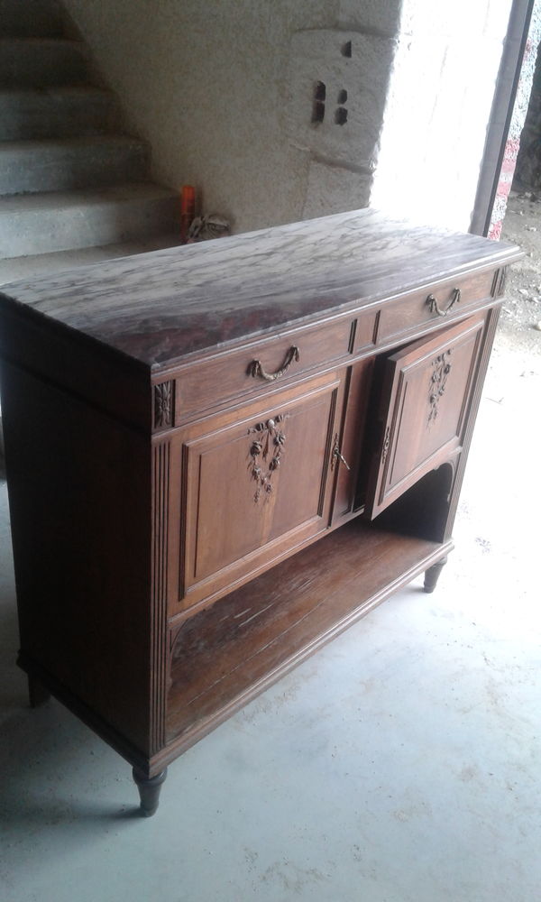 Buffet bas recouvert de plateau en marbre
110 Montbrison (42)