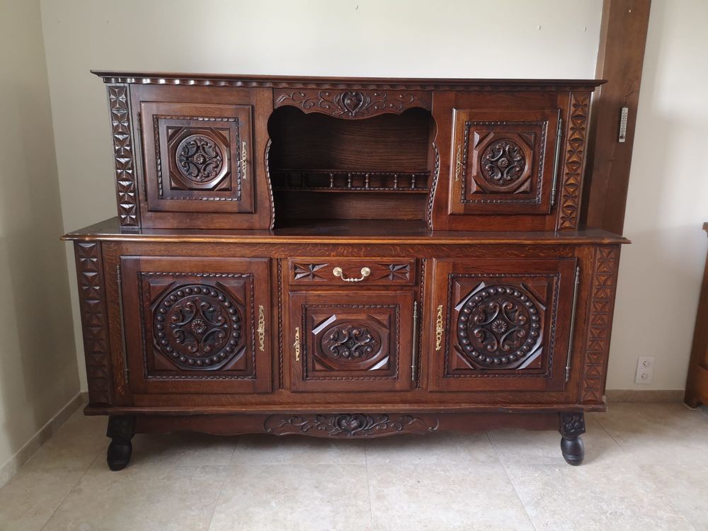 Buffet style basque ch�ne massif en bon �tat.
150 Champigny-sur-Marne (94)