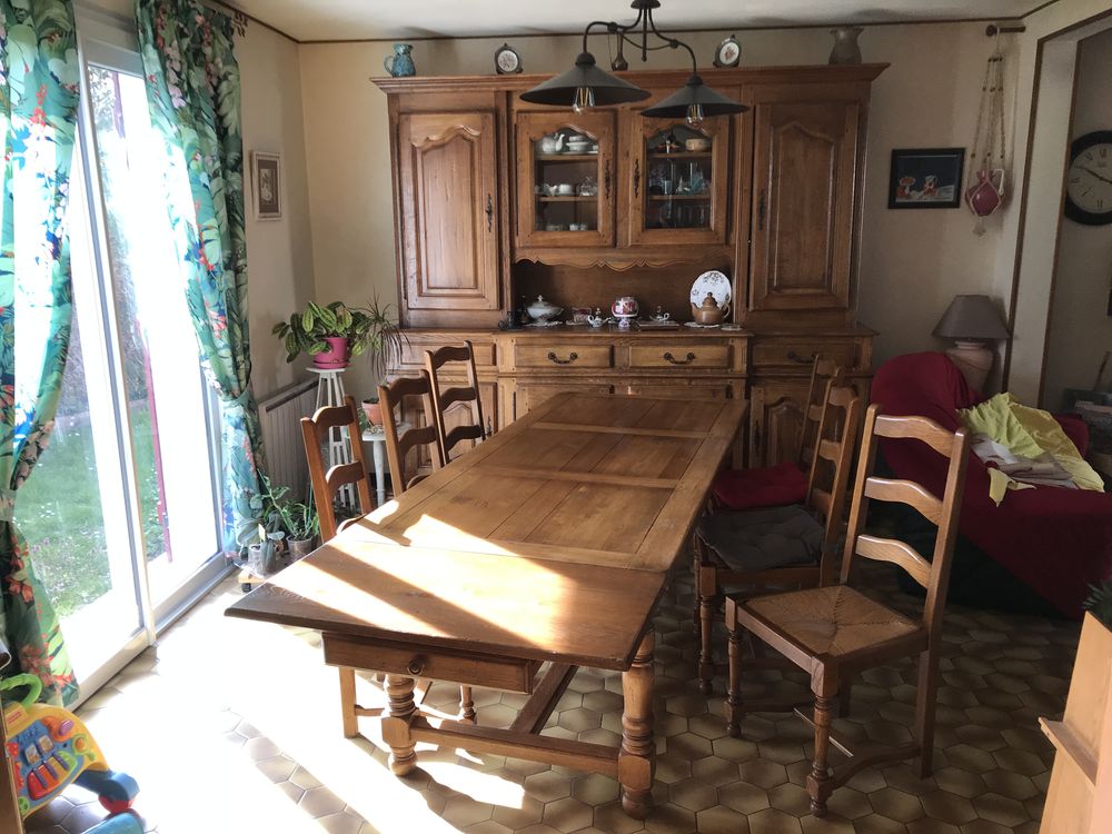 un buffet, une table et 6 chaises en ch�ne massif. 3000 Lamotte-Beuvron (41)