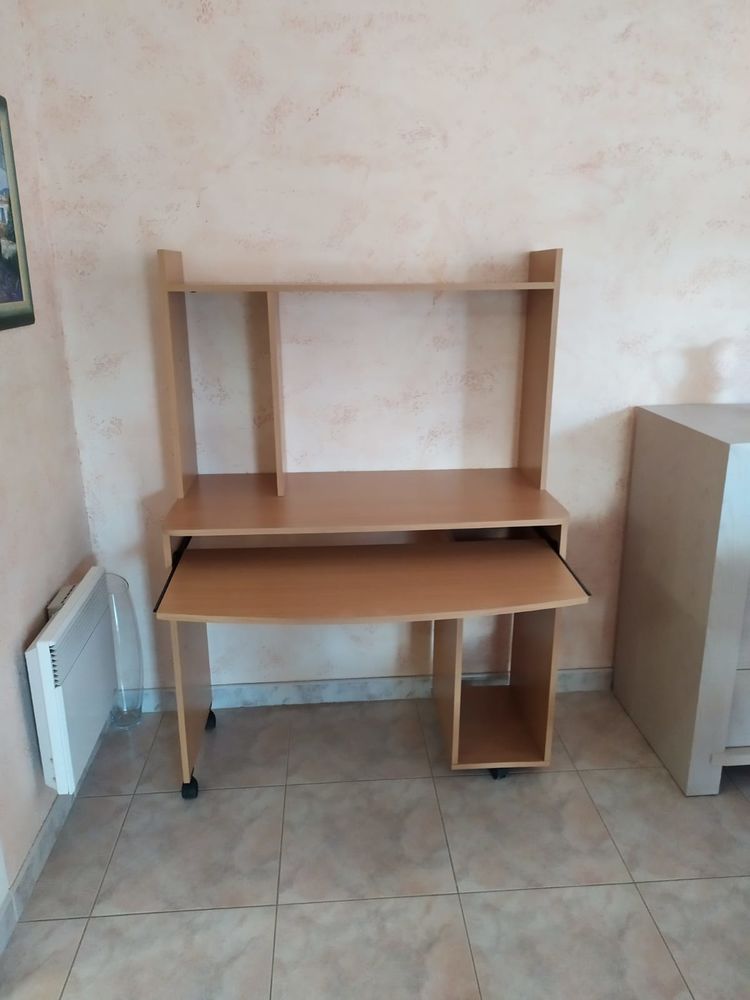 Bureau en aglo stratifi�  fa�on bois 
0 Le Grau d'Agde (34)