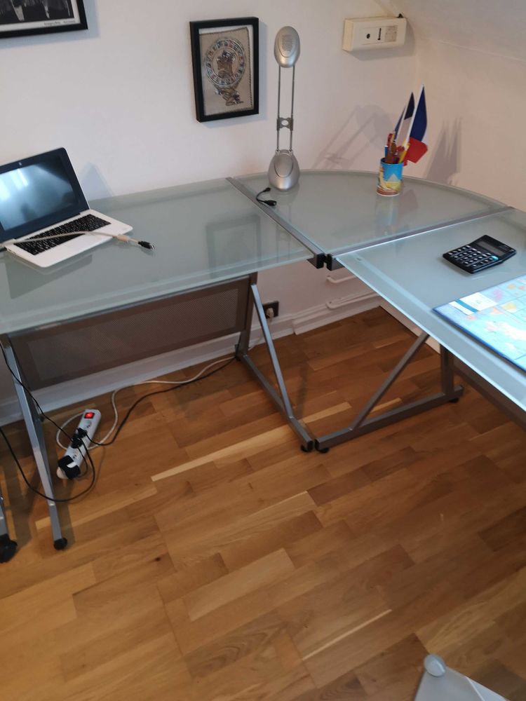 bureau d'angle modulable dessus en verre d�montable et modulable avec une table avec roulettes plus une petite table. 30 Raismes (59)