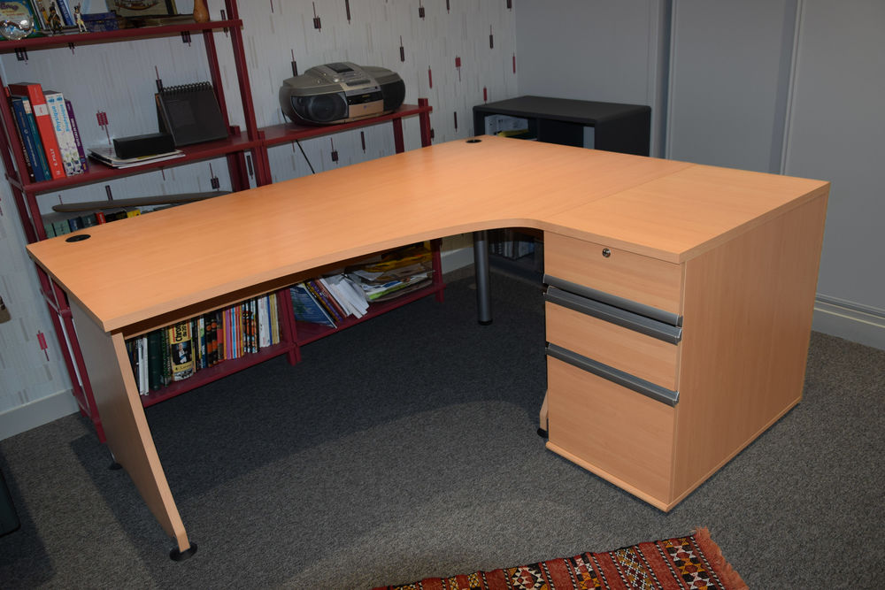 Bureau d'angle + 2 retours caissons + armoire-�tag�res 480 Damigny (61)