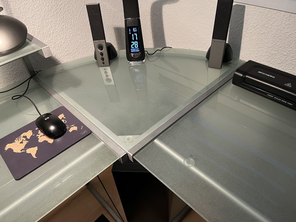 Bureau d'angle verre et m�tal + chaise + lampe 50 Caussade (82)