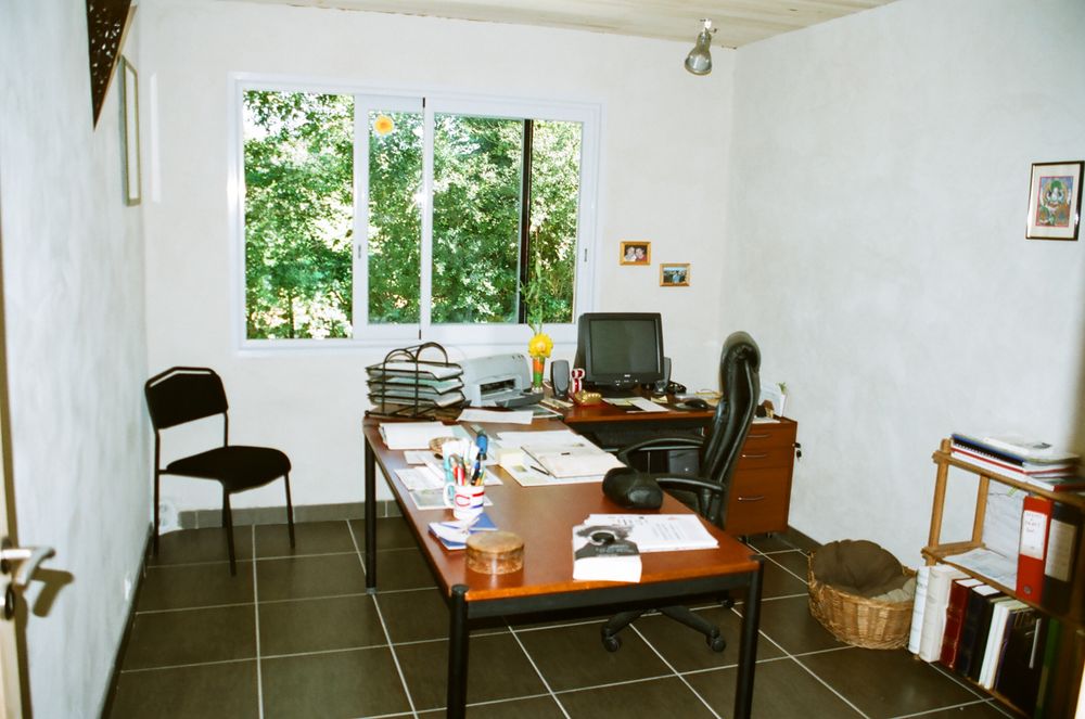 Bureau avec 2 chaises et des accessoires 80 Brandonnet (12)