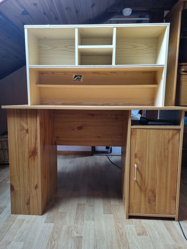 Bureau avec �l�ment sup�rieur pour rangement documents
45 Gu�rigny (58)