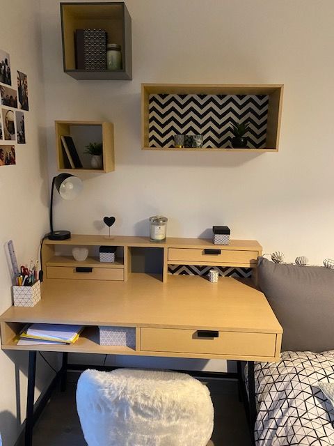 Bureau avec 3 �tag�res 210 G�ovreissiat (01)