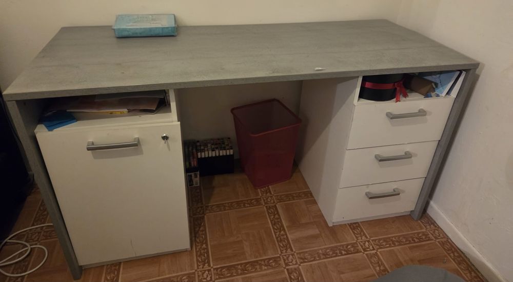Bureau avec petites imperfections 
Faire offre 40 Ch�teau-Thierry (02)