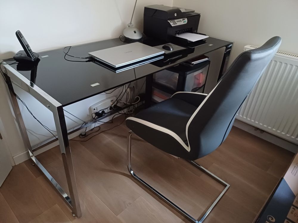 BUREAU AVEC PIEDS EN METAL ET PLATEAU EN VERRE FUME NOIR
150 Floirac (33)
