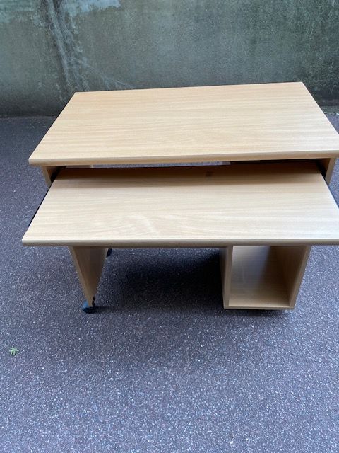 Bureau avec plateau pour ordinateur. 50 Fontenay-aux-Roses (92)