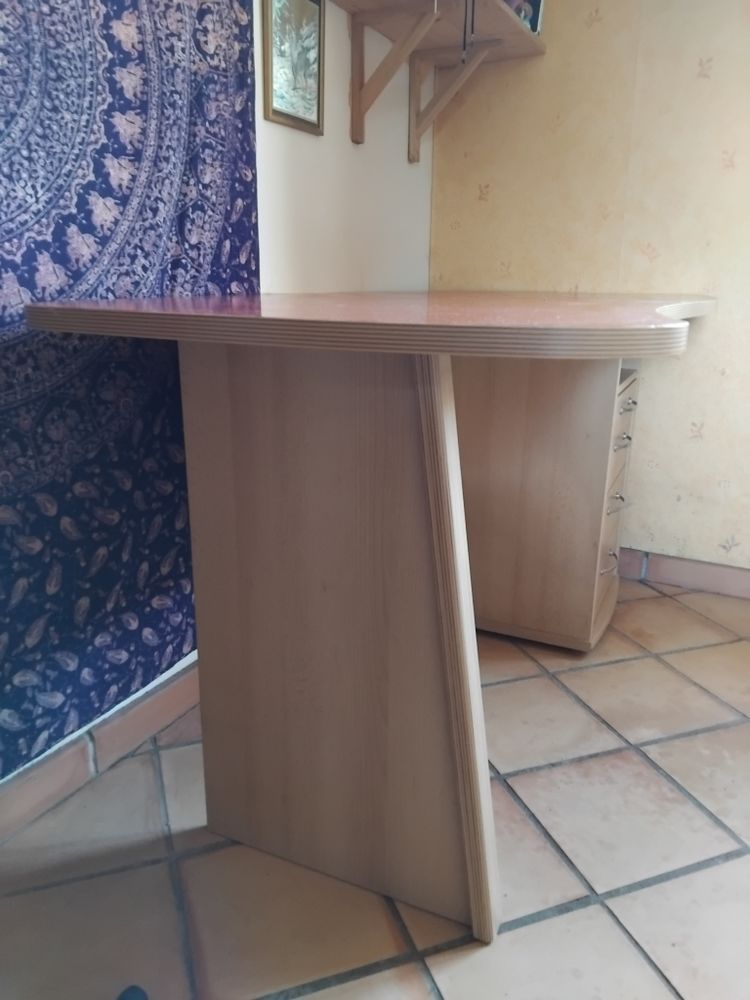 Bureau en bois, beau design. 
0 Neffi�s (34)