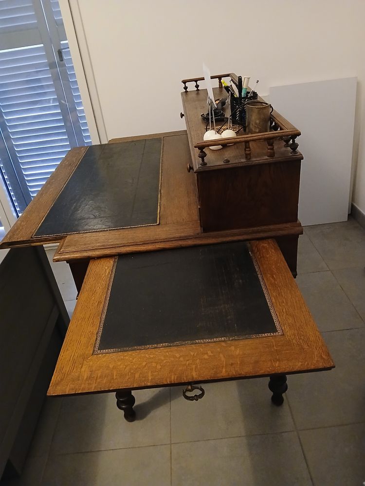 Bureau en bois de ch�ne et un peu de cuir 0 Antibes (06)